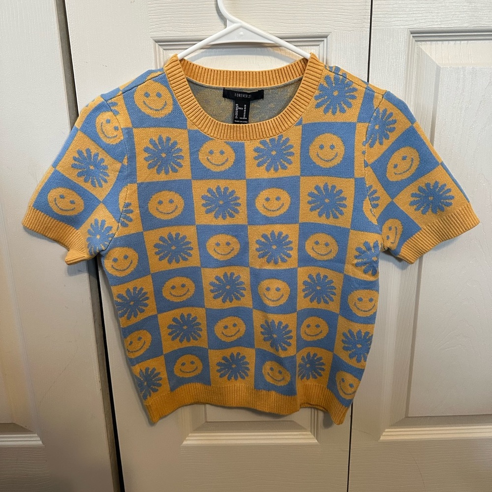 Forever 21 women’s short sleeve sweater. Size medium. Yellow and blue.